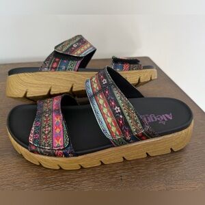 New-Algeria slip on -Len Flower sandals in a 39-8.5